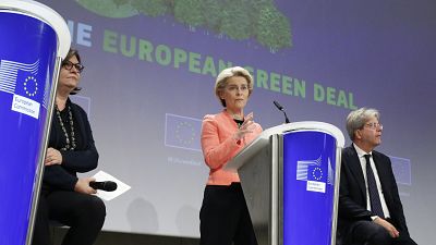 A presidente da Comissão Europeia, Ursula von der Leyen (centro) definou o Pacto Ecológico como central no seu mandato