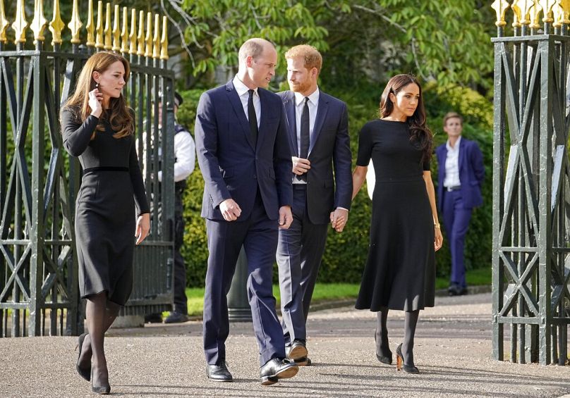 Vilmos herceg, felesége, Katalin, valamint Harry herceg és felesége, Meghan együtt találkoztak a részvétnyilvánítókkal 2022 szeptemberében a windsori kastélynál