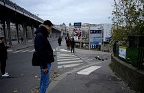 رهگذران در محل وقوع حمله با چاقو به یک گردشگر آلمانی در کنار پل «بئر حکیم» در شهر پاریس به تاریخ سوم دسامبر ۲۰۲۳