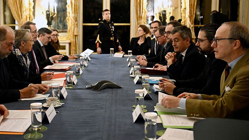 تشکیل جلسه وزیر کشور فرانسه (فرد وسط در سمت راست) با خانم الیزابت بورن، نخست‌وزیر فرانسه (فرد وسط در سمت چپ) به تاریخ سوم دسامبر ۲۰۲۳