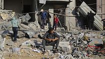 Palästinenser betrachten die Zerstörung durch die israelische Bombardierung in Rafah.