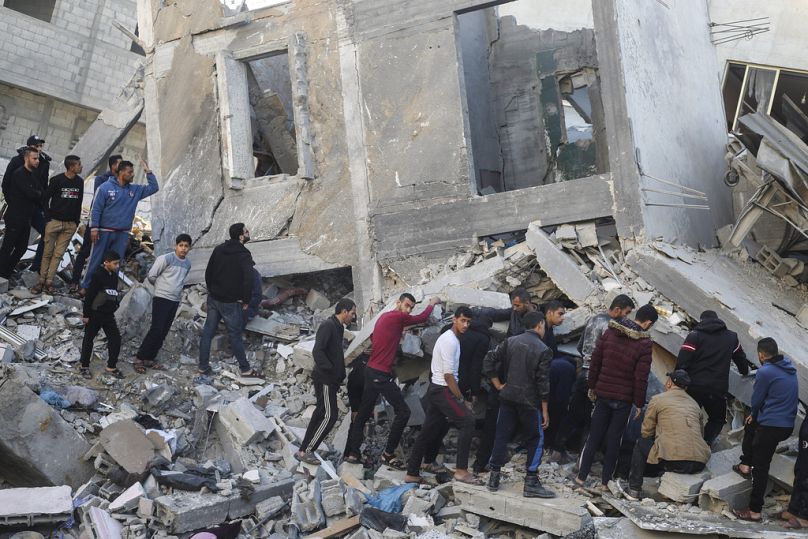 Túlélőket keresnek a romok alatt Rafahban