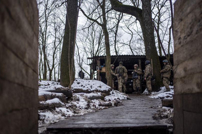 Soldaten des ukrainischen Grenzschutzes diskutieren am Freitag, den 24. November 2023, in einer Militärstellung in der Region Sumy, Ukraine, über die Tagesordnung.