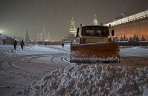 جرافة تزيل الثلوج في الساحة الحمراء في موسكو، روسيا