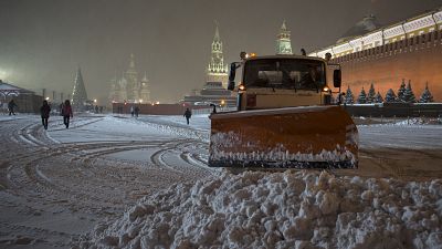 جرافة تزيل الثلوج في الساحة الحمراء في موسكو، روسيا