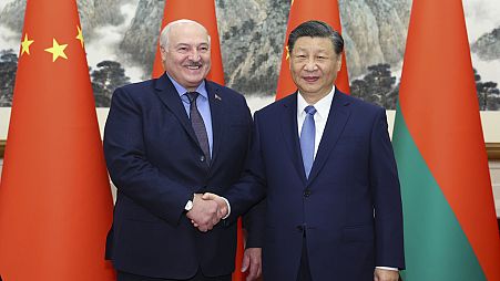 A kínai és a belarusz elnök kézfogása Pekingben 2023. december 4-én