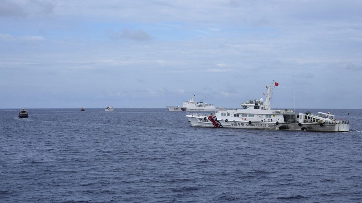 Arşiv: Güney Çin Denizi'nde karşı karşıya gelen Filipin tedarik tekneleri (solda) ve Çin sahil güvenlik gemileri