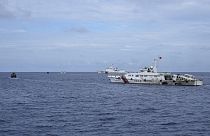 Arşiv: Güney Çin Denizi'nde karşı karşıya gelen Filipin tedarik tekneleri (solda) ve Çin sahil güvenlik gemileri