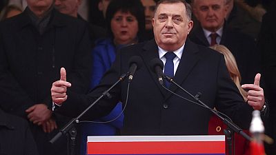 A Boszniai Szerb Köztársaság elnöke, Milorad Dodik beszédet mond a Szerb Köztársaság 31. évfordulója alkalmából rendezett felvonuláson Szarajevóban, 2023. január 9-én, 