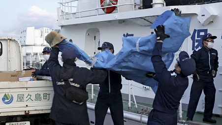 Один из обломков разбившегося конвертоплана ВВС США у берегов Японии 