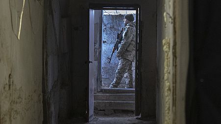 Un soldado ucraniano a la entrada de un refugio en la ciudad de Kupiansk, en la región de Járkov, Ucrania.