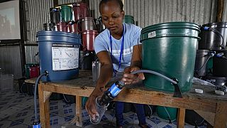 Au Kenya, une ONG distribue des seaux filtrants pour de l'eau potable