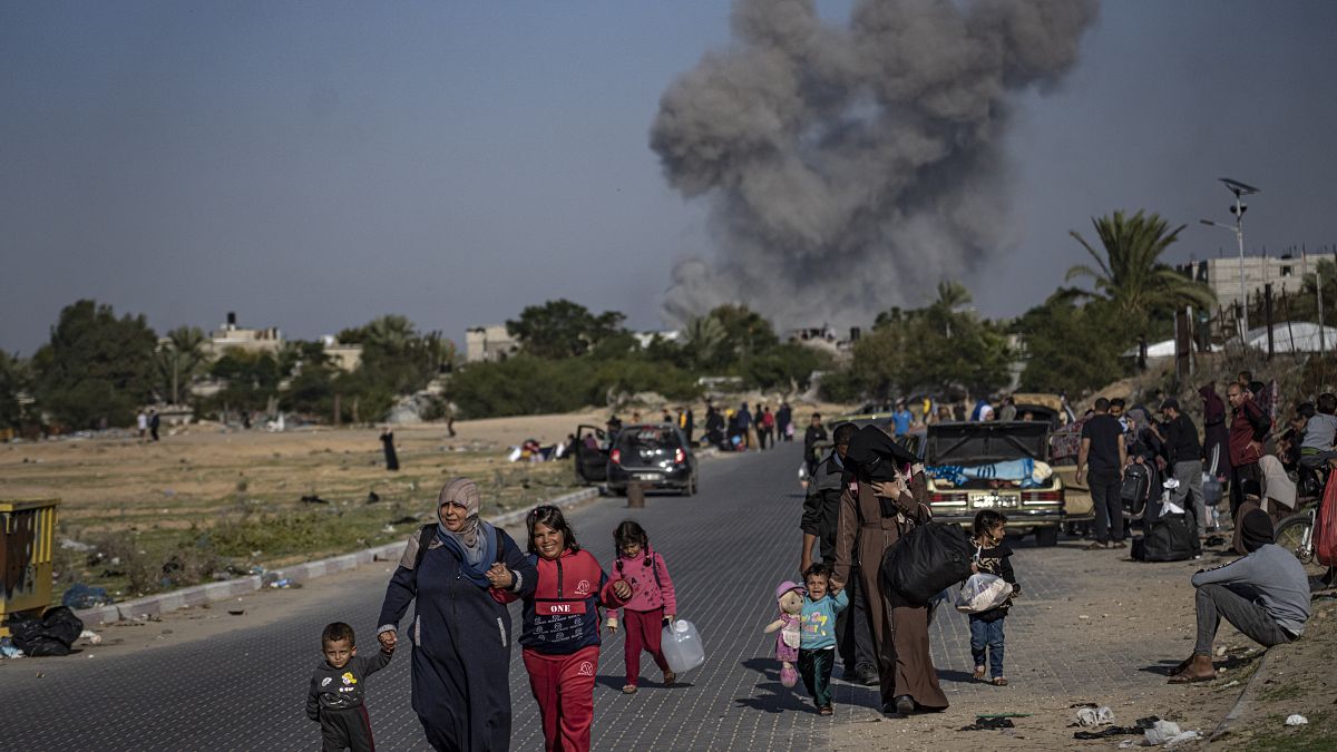 Παλαιστίνιοι εκτοπισμένοι μετακινούνται από την Χαν Γιουνίς στη Λωρίδα της Γάζας μετά την εντολή των ισραηλινών αρχών που βομβαρδίζουν αδιάκοπα την πόλη
