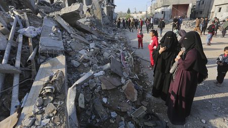 Összedőlt házat néző nők a Gázai övezet déli részén, Rafában