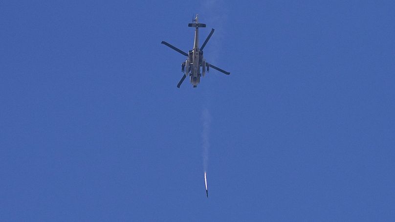Izraeli helikopter rakétát lő a Gázai övezet felé