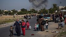 Palestinianos em fuga dos bombardamentos em Khan Younis