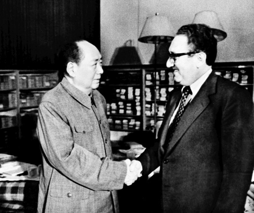 Il presidente Mao Zedong stringe la mano all'allora segretario di Stato americano Henry Kissinger a Pechino, il 12 novembre 1973