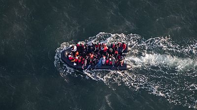 Un grupo de inmigrantes intenta llegar al Reino Unido desde Francia en un barco pequeño, el 16 de septiembre de 2023.