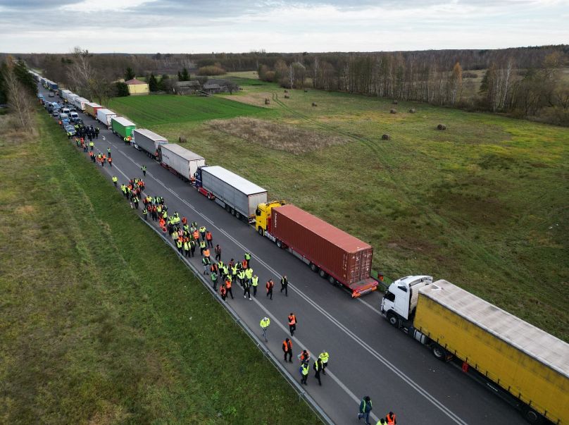 Una foto aerea scattata il 10 Novembre 2023, mostra i camion vicino al confine polacco - ucraino a Dorohusk, in Polonia