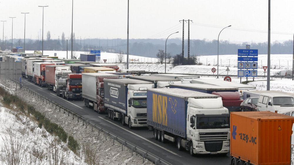 Блокадата срещу украинските камиони създаде дълги опашки причинявайки значителни смущения