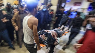 نقل فلسطيني مصاب جراء القصف الإسرائيلي إلى المستشفى