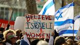 متظاهرون يتجمعون خلال احتجاج "#metoo إلا إذا كنت يهوديًا" خارج مقر الأمم المتحدة في مدينة نيويورك في 4 ديسمبر 2023.