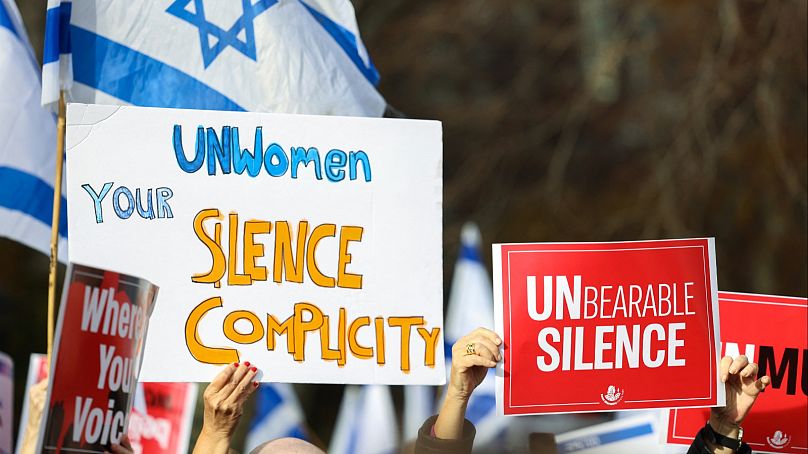 متظاهرون يتجمعون خلال احتجاج "#metoo إلا إذا كنت يهوديًا" خارج مقر الأمم المتحدة في مدينة نيويورك في 4 ديسمبر 2023.