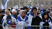 متظاهرون يتجمعون لدعم الجالية اليهودية، في مبنى البرلمان في أوتاوا، أونتاريو، كندا، في 4 ديسمبر 2023.