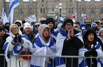 متظاهرون يتجمعون لدعم الجالية اليهودية، في مبنى البرلمان في أوتاوا، أونتاريو، كندا، في 4 ديسمبر 2023.