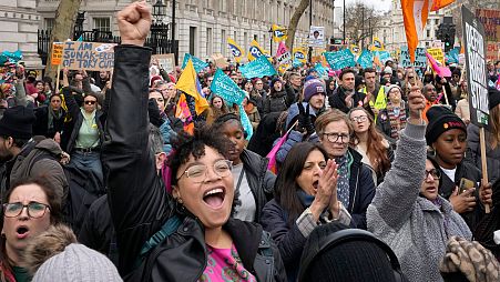 کارگران معترض به پایین بودن دستمزدها در بریتانیا