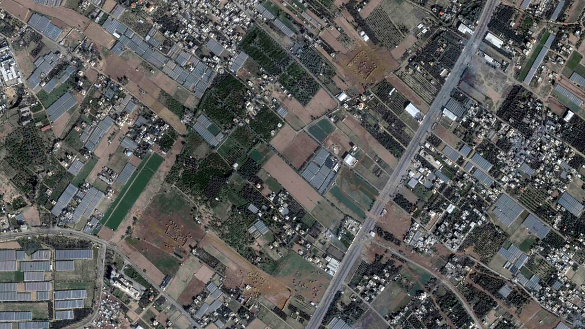 في هذه الصورة الفضائية من Planet Labs PBC، يمكن رؤية المركبات المدرعة والدبابات الإسرائيلية شمال خان يونس في قطاع غزة 