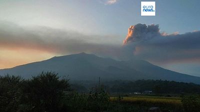 La nuvola di fumo che si è alzata dopo l'eruzione del Monte Merapi 