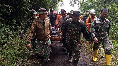 Equipas de socorro transportam ferido após erupção do vulcão do Monte Marapi, na Indonésia