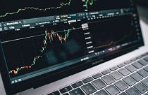 Grafico del mercato azionario visualizzato sullo schermo del computer