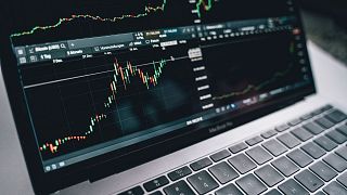 Grafico del mercato azionario visualizzato sullo schermo del computer