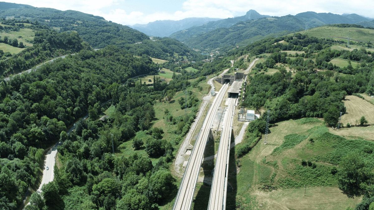 La Variante de Pajares atraviesa la Cordillera Cantábrica y sirve de puente entre las provincias de León y Asturias.