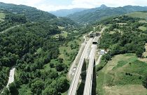 La Variante de Pajares atraviesa la Cordillera Cantábrica y sirve de puente entre las provincias de León y Asturias.