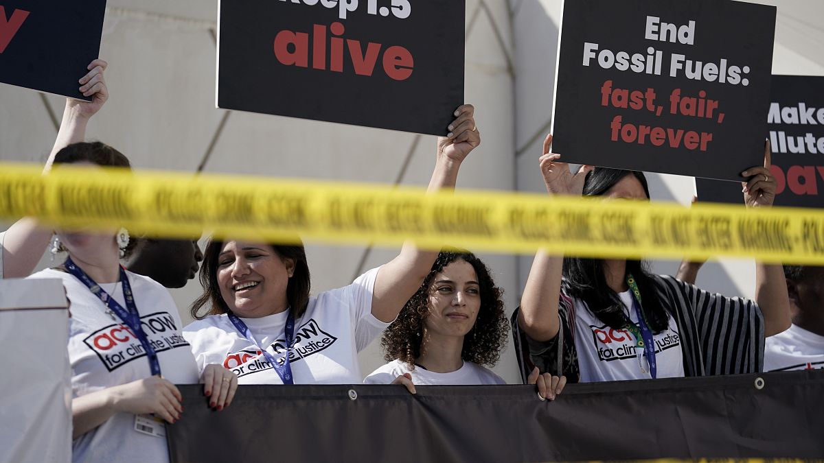 Protesta de activistas climáticos contra los combustibles fósiles este martes en los alrededores de la Cumbre del Clima en Dubái