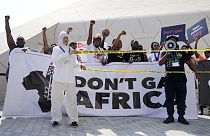 Attivisti partecipano a una manifestazione contro i combustibili fossili durante il vertice sul clima delle Nazioni Unite Cop28 a Dubai (5 dicembre 2023),
