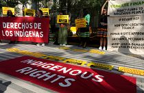 Ακτιβιστές συμμετέχουν σε διαδήλωση για τα δικαιώματα των αυτοχθόνων στην COP28
