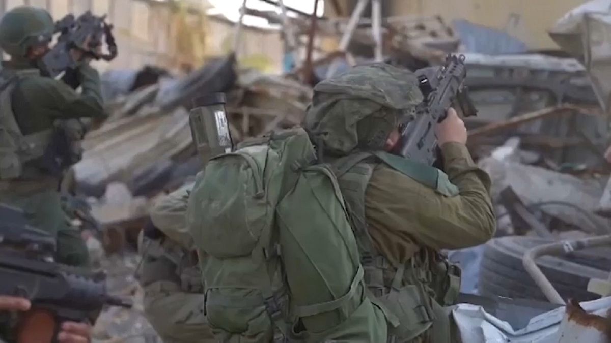 مقطع من فيديو نشره الجيش الإسرائيلي مقطع فيديو يظهر قواته تتوغل جنوبًا في قطاع غزة، بينما لا يجد الفلسطينيون هناك أماكن للذهاب إليها. 