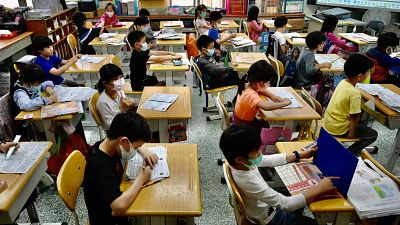 Egy ázsiai osztályterem diákjai a járvány idején