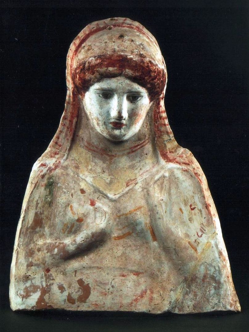 Πήλινη γυναικεία προτομή που χρονολογείται στα τέλη του 4ου αιώνα π.Χ.