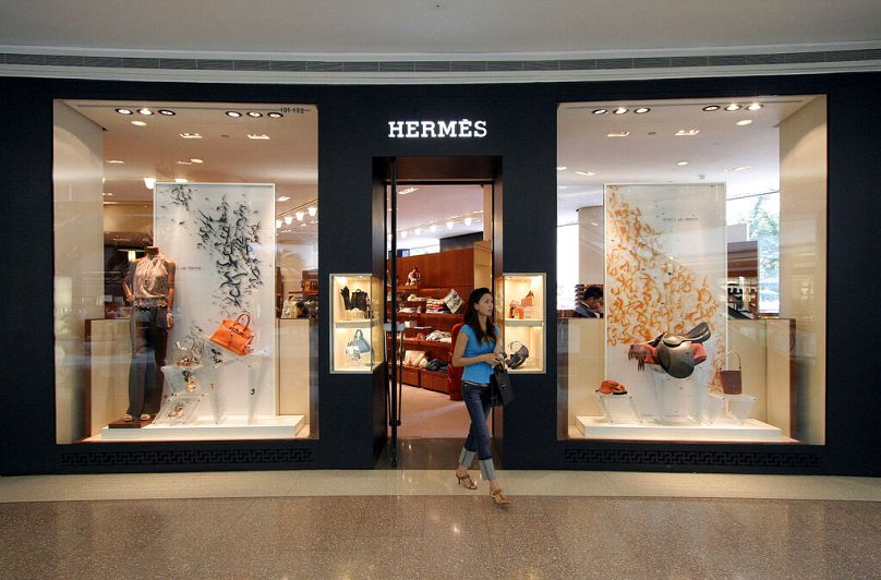 Ein Kunde verlässt das neu eröffnete Hermes-Geschäft am Dienstag, 19. Juni 2007, in Shanghai, China.
