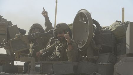 عناصر من الجيش الإسرائيلي داخل دبابة في جنوب قطاع غزة