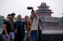 عکس یادگاری گردشگران خارجی با مرد چینی در پکن