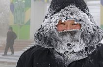 مردی در خیابانی در یاکوتسک روسیه، در سرمای منهای ۵۰ درجه. عکس تزیینی است، ژانویه ۲۰۲۱ میلادی 