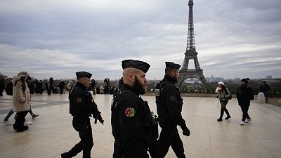 Les gendarmes français patrouillent sur la place du Trocadéro, près de la Tour Eiffel, après qu'un homme a pris les passants pour cible samedi en fin de journée, tuant un touriste allemand à l'aide d'un couteau et en blessant deux autres. 