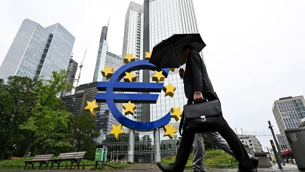 Икономиката на еврозоната продължи спада си за шести пореден месец