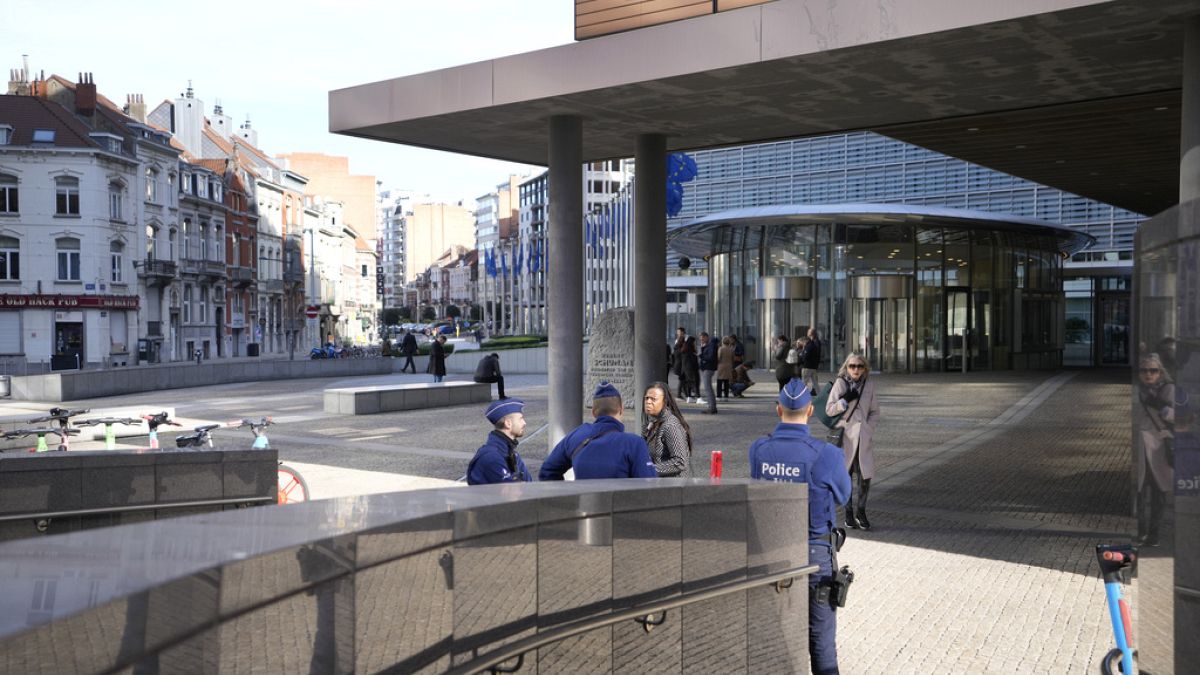 Rendőri készültség Brüsszelben, az Európai Bizottság épületénél 